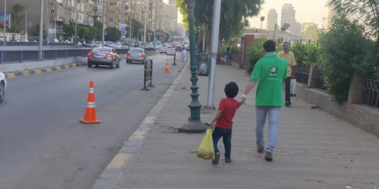 التضامن تنقذ طفلين تركهم أهلهم بالشارع بلا مأوى