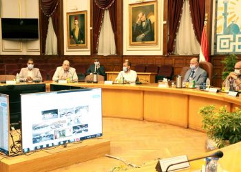 محافظ القاهرة يبحث ملف تطوير ميادين العصامة