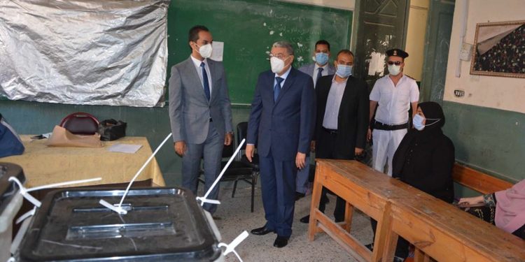 محافظ المنيا يتفقد لجان انتخابات الشيوخ لليوم الثاني