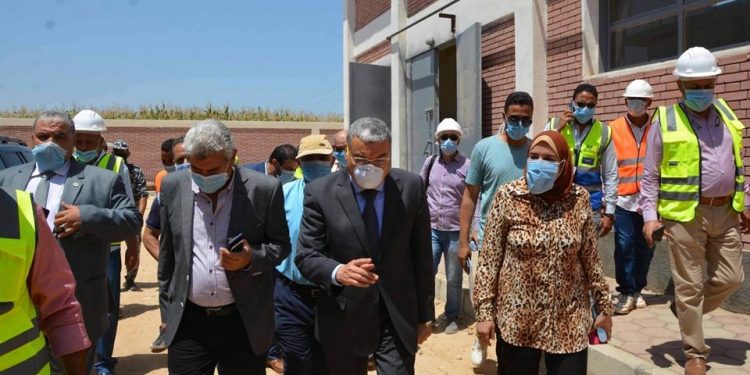 محافظ المنيا يتفقد مشروع محطة معالجة الصرف الصحي 