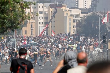 لبنان على صفيح ساخن.. اقتحام وزارتي الأشغال والمهجرين وسقوط مئات المصابين 1