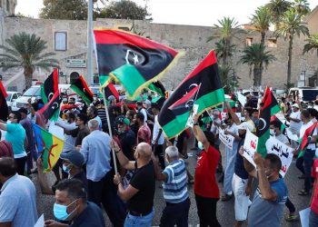 سيدة خمسينية تدعم مظاهرات ليبيا