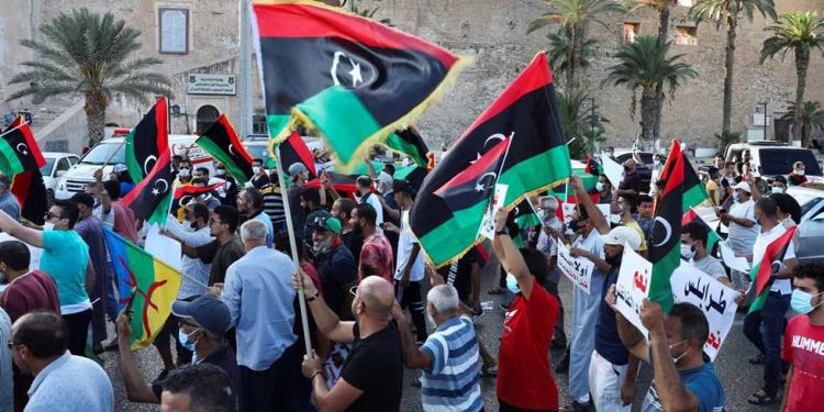 سيدة خمسينية تدعم مظاهرات ليبيا
