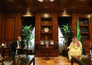 وزير خارجية السعودية يستقبل السفير المصري بالرياض 1
