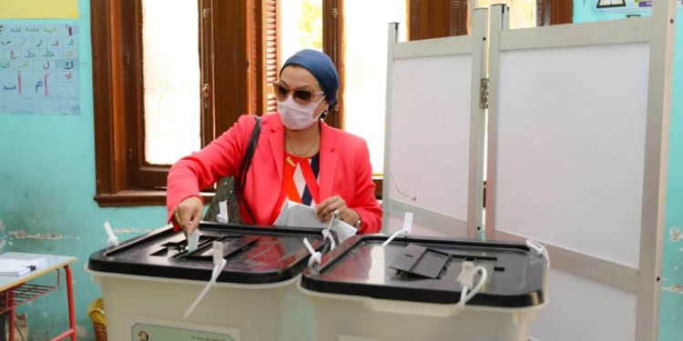 وزيرة البيئة تدلي بصوتها في انتخابات مجلس الشيوخ