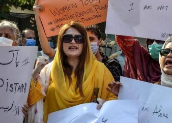 مظاهرات نسائية في باكستان بعد إغتصاب أمرأة أمام طفليها 3