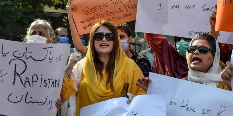 مظاهرات نسائية في باكستان بعد إغتصاب أمرأة أمام طفليها 1
