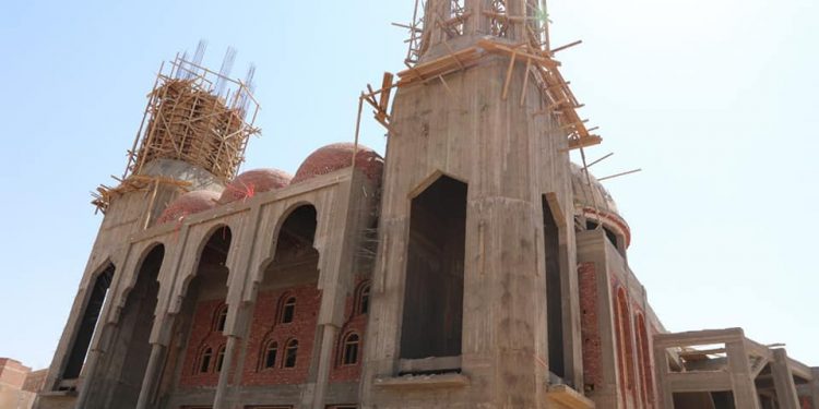 محافظ الوادي الجديد يتابع أعمال الإنشاءات بالمجمع الإسلامي 1