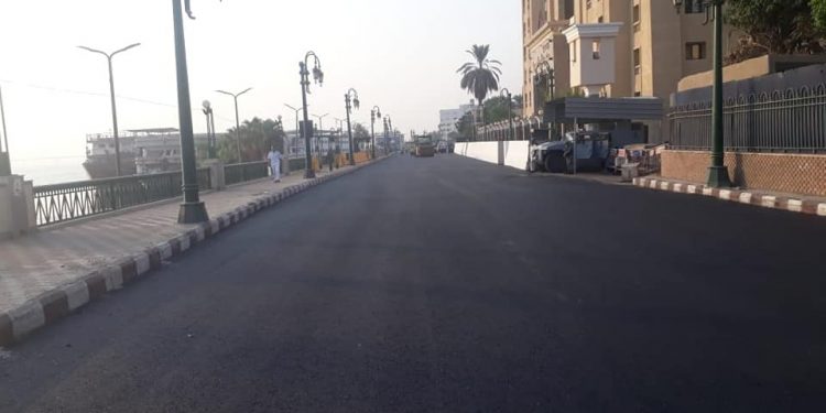 محافظ أسيوط يتفقد أعمال تطوير شارع الثورة وكورنيش النيل بحى شرق 1