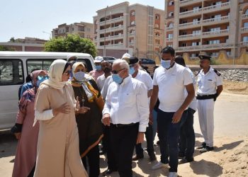 محافظ بورسعيد يتفقد أعمال تطوير مساكن الأمل ببورفؤاد  1