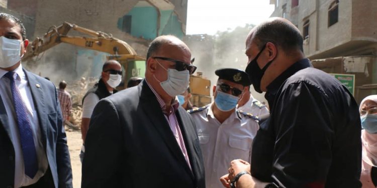 محافظ القاهرة يتفقد إزالة مساكن اسطبل عنتر العشوائية 1