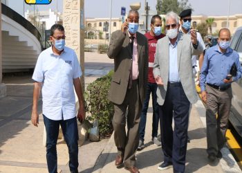 محافظ جنوب سيناء يتفقد اعمال رصف شارع البحر وطريق الفنار بشرم الشيخ 3