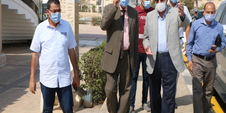 محافظ جنوب سيناء يتفقد اعمال رصف شارع البحر وطريق الفنار بشرم الشيخ 1