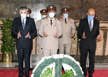وزير الدفاع يضع إكليل الزهور على قبر الزعيم جمال عبدالناصر