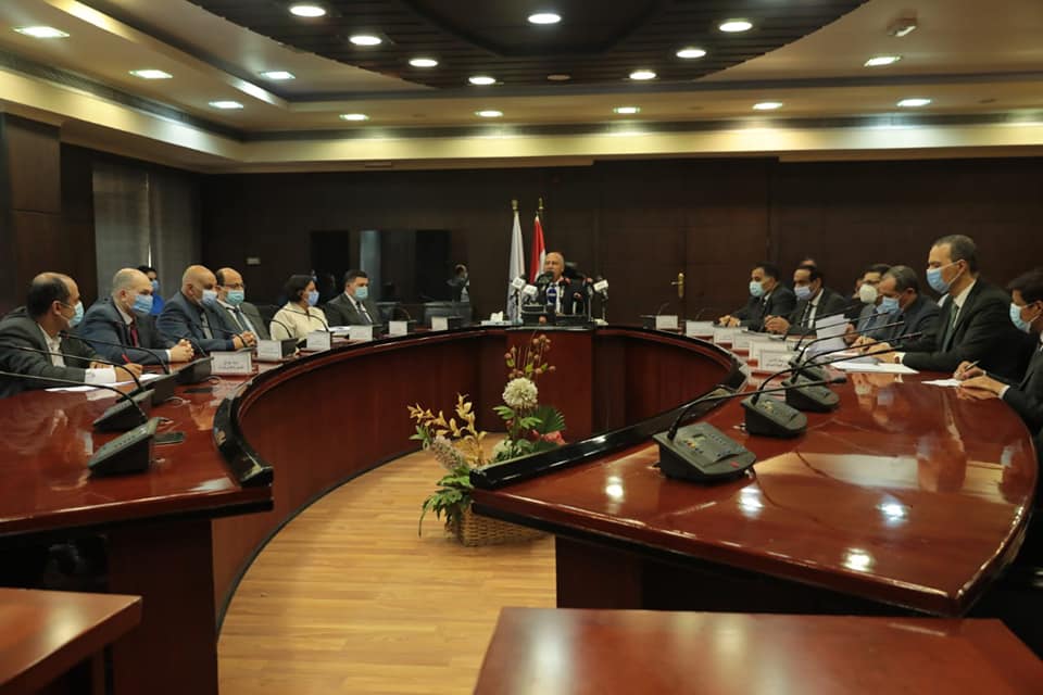 الوزير يوقع إتفاقية بين النقل والشركة القابضة للنقل البري والبحري 4
