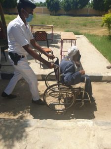 الشرطة تقدم المساعدات للمواطنين وكبار السن فى انتخابات الشيوخ بالأقصر«صور» 4