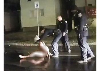 الشرطة الأمريكية تعدم رجلًا عاريًا في الشارع بطريقة بشعة "صور" 3