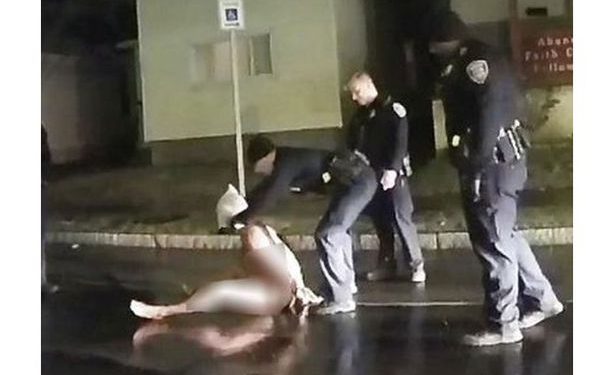 الشرطة الأمريكية تعدم رجلًا عاريًا في الشارع بطريقة بشعة "صور" 1