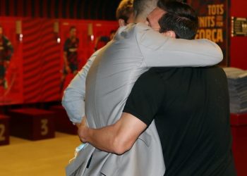 ميسي يودع سواريز بعد رحيله عن برشلونة برسالة