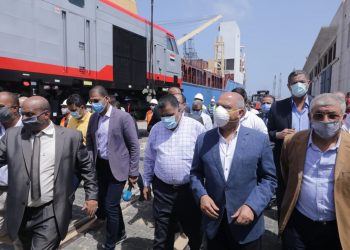 وزير النقل يستقبل الدفعة الـ 5 من جرارات السكة الحديدة الجديدة