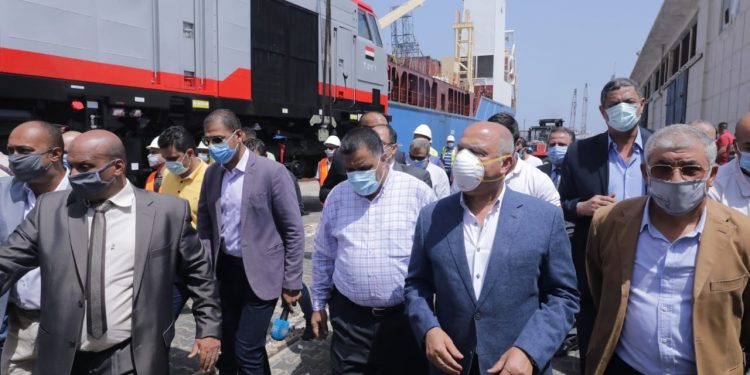 وزير النقل يستقبل الدفعة الـ 5 من جرارات السكة الحديدة الجديدة