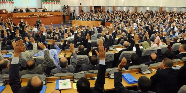 البرلمان الجزائري يقر مشروع تعديل الدستور تمهيداً للاستفتاء عليه 1