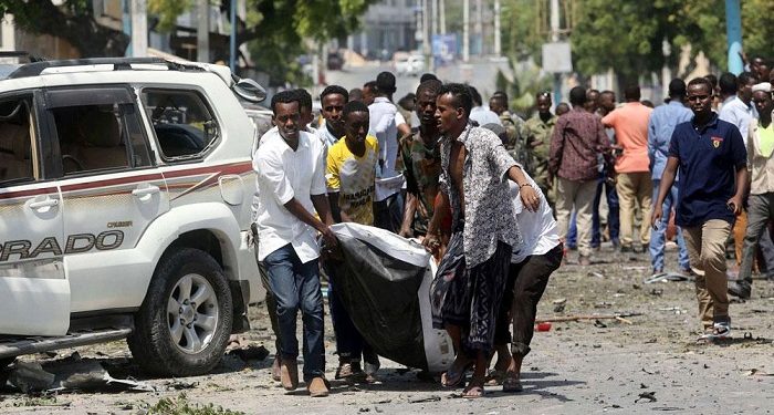 مصرع وإصابة 8 أشخاص في تفجير إنتحاري أمام مسجد بـ جنوب الصومال 1