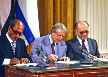 توقيع اتفاقيه السلام (كامب ديفيد)