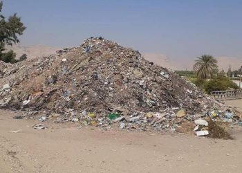 الدولة في وادي ودار السلام بسوهاج في وادي اخر.. القمامة بالاكوام
