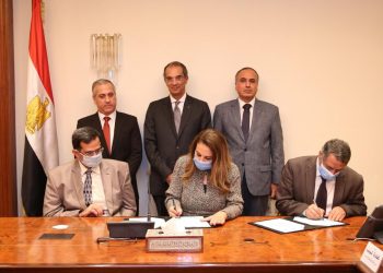 بالصور.. توقيع عقد إتفاق بين الإتصالات والهيئة الوطنية للصحافة والأهرام