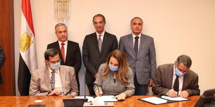 بالصور.. توقيع عقد إتفاق بين الإتصالات والهيئة الوطنية للصحافة والأهرام