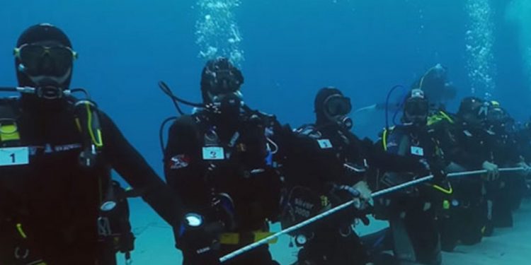 الشباب والرياضة تسجل أكبر سلسلة بشرية تحت الماء بموسوعة "جينيس" 1