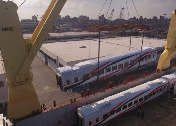 الوزير يعلن وصول دفعة جديدة من عربات ركاب السكك الحديدية إلى ميناء الإسكندرية.. تفاصيل 1