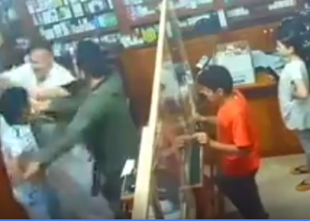 شاهد مواطن يعتدي بالضرب على طفل داخل صيدلية بالشرقية «فيديو» 1