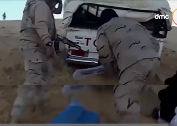 شاهد لقطات حية لمطاردة قوات حرس الحدود مهربي أسلحة بالصحراء الغربية «فيديو» 2