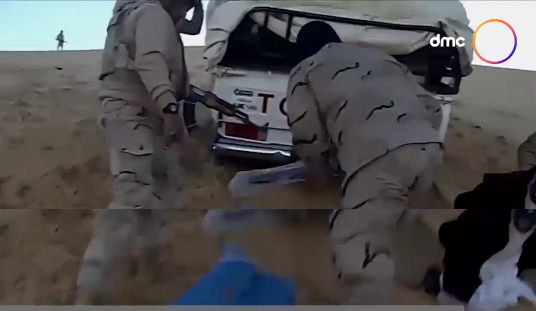 شاهد لقطات حية لمطاردة قوات حرس الحدود مهربي أسلحة بالصحراء الغربية «فيديو» 1