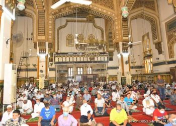 محافظ الدقهلية يؤدي صلاة الجمعة في المسجد