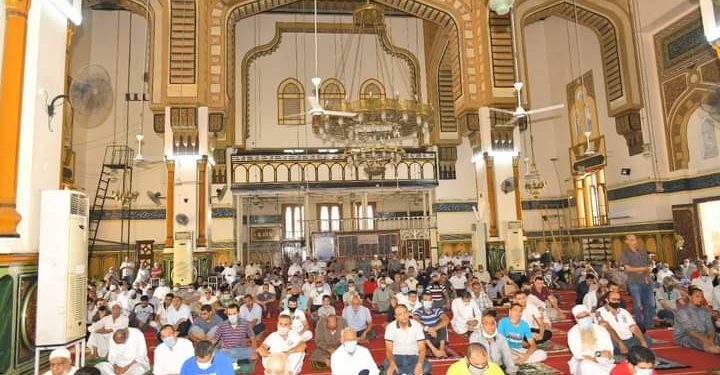 محافظ الدقهلية يؤدي صلاة الجمعة في المسجد