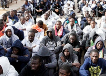 «يعيشون أوضاع جهنمية».. منظمات حقوقية ترصد معانأة المهاجرين في ليبيا 1
