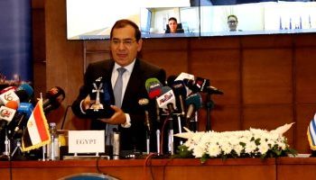 وزير البترول يهدي مفتاح الحياة الفرعوني للمشاركين في منتدي غاز شرق المتوسط 2