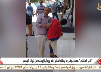 الأب المثالي بعد تداول صورته وهو يحمل ابنه المريض: "بعت بيتي عشان أعالجه" (فيديو) 1