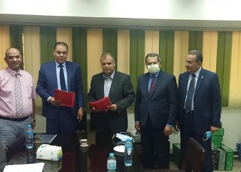 اللواء تامر ابو النجا، رئيس مدينة الجيزة يوقع عقد اتفاق مع الشركة العربية للمشروعات السياحية
