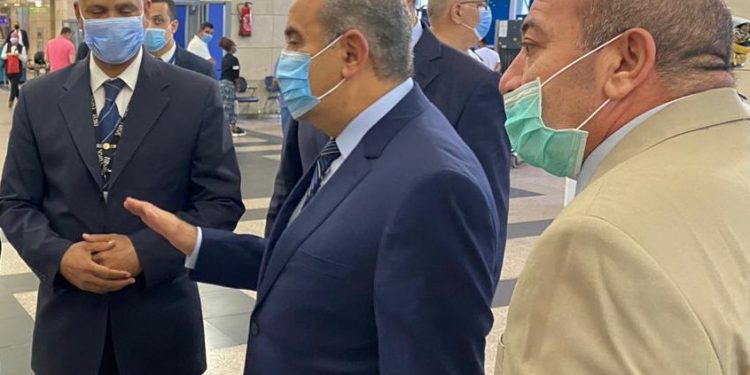 وزير الطيران يتفقد مطار القاهرة الدولي