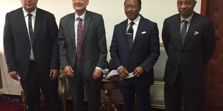 سفير مصر لدى الكاميرون يلتقي وزير الأشغال العامة