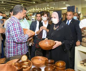 بالصور..وزيرتا الهجرة والتجارة تتفقدان معرض تراثنا لـ الحرف والمنتجات اليدوية 4