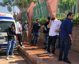 أسرة محمود ياسين أمام مسجد الشرطة