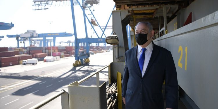 تفقد رئيس الوزراء الإسرائيلي سفينة الشحن الإماراتية