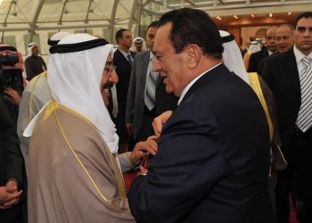 الرئيس الأسبق حسني مبارك برفقة أمير الكويت صباح الأحمد رحمهم الله