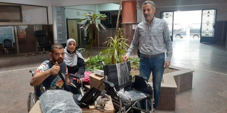 وزيرة التضامن الاجتماعي توجه بتسليم الشاب عمرو كرسي متحرك كهرباء وتوفير فرصة عمل له بالاسكندرية 1