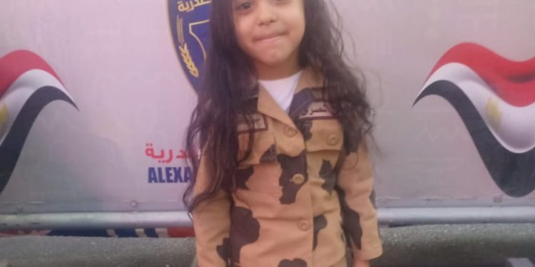 بالصور..الطفلة " ملك" اصغر المشاركين فى احتفالات سيدى جابر بالإسكندرية بالبدلة العسكرية 1